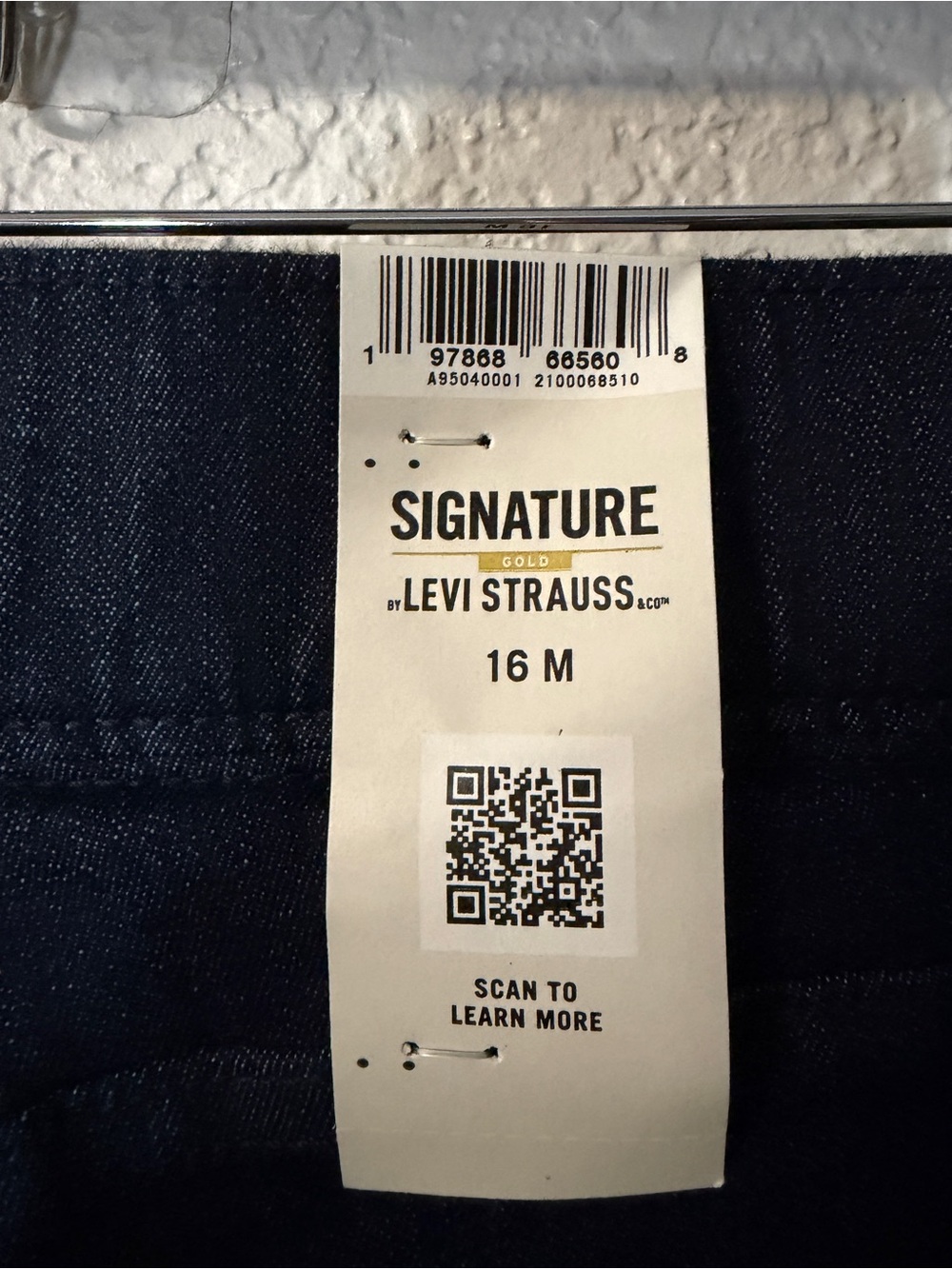 Signature by Levi Strauss Women's Skinny Jeans in Dark wash Built in Shaping - Picture 4 of 8